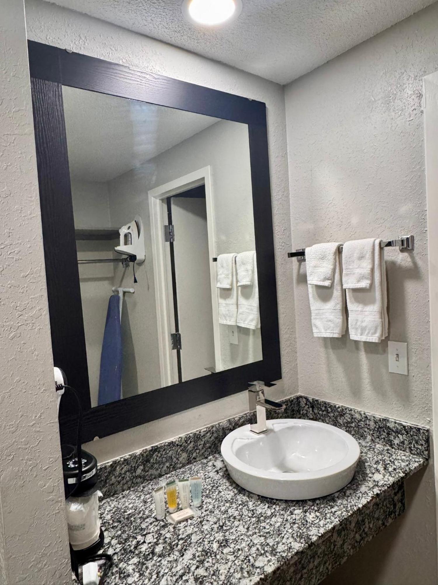 Super 8 By Wyndham Great Falls City Center المظهر الخارجي الصورة